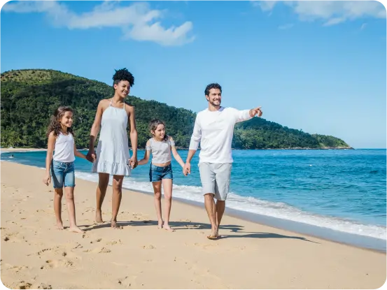 Família andando na praia